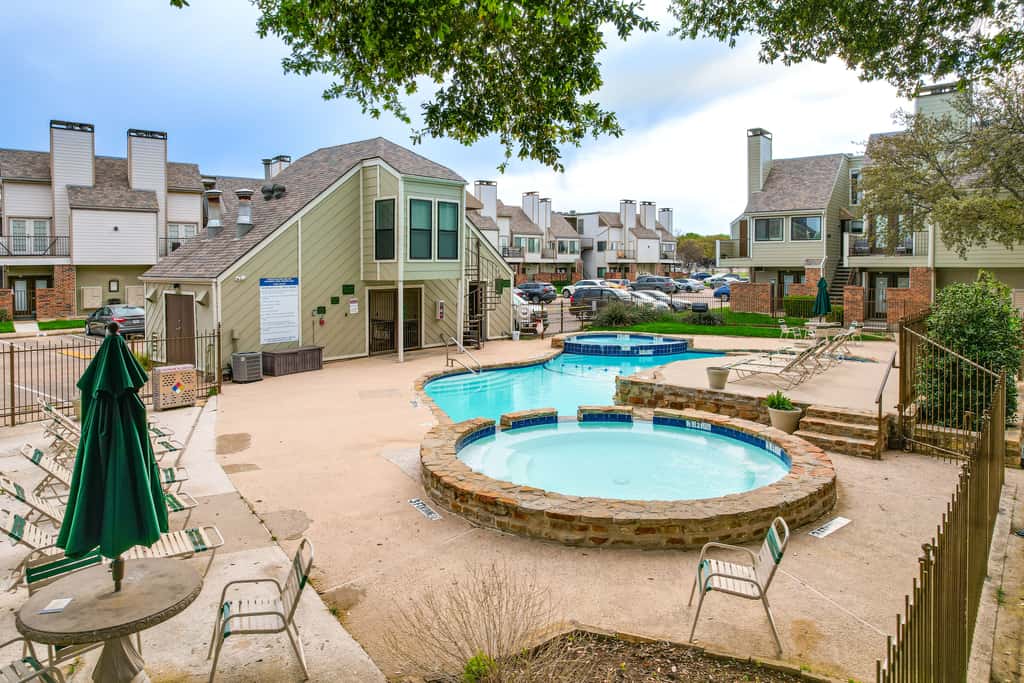 3 Mi to Dtwn Fort Worth! Condo w/ Hot Tub & Pool