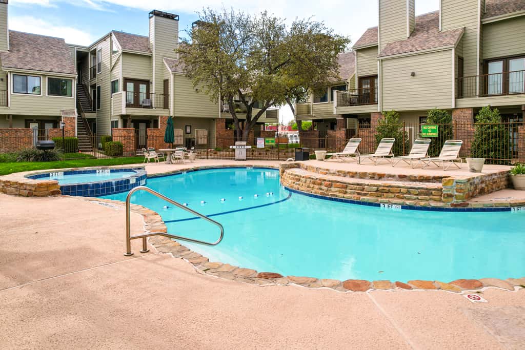 3 Mi to Dtwn Fort Worth! Condo w/ Hot Tub & Pool