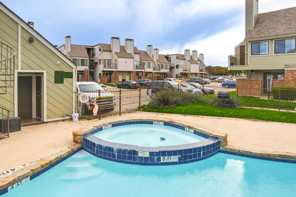 3 Mi to Dtwn Fort Worth! Condo w/ Hot Tub & Pool