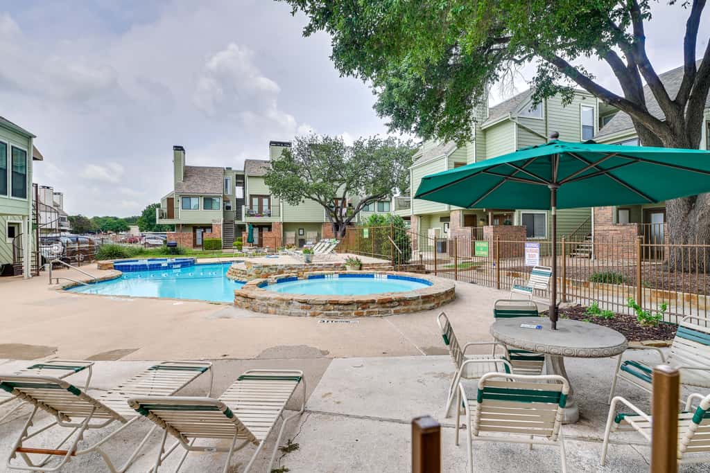 3 Mi to Dtwn Fort Worth! Condo w/ Hot Tub & Pool