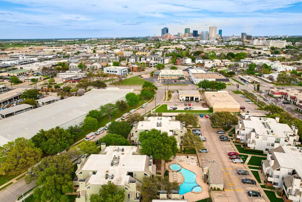 3 Mi to Dtwn Fort Worth! Condo w/ Hot Tub & Pool