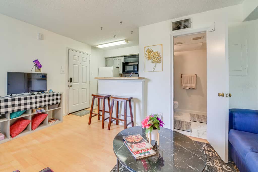 3 Mi to Dtwn Fort Worth! Condo w/ Hot Tub & Pool