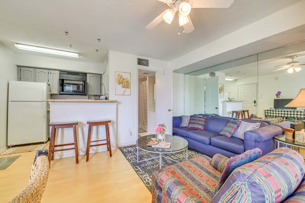 3 Mi to Dtwn Fort Worth! Condo w/ Hot Tub & Pool