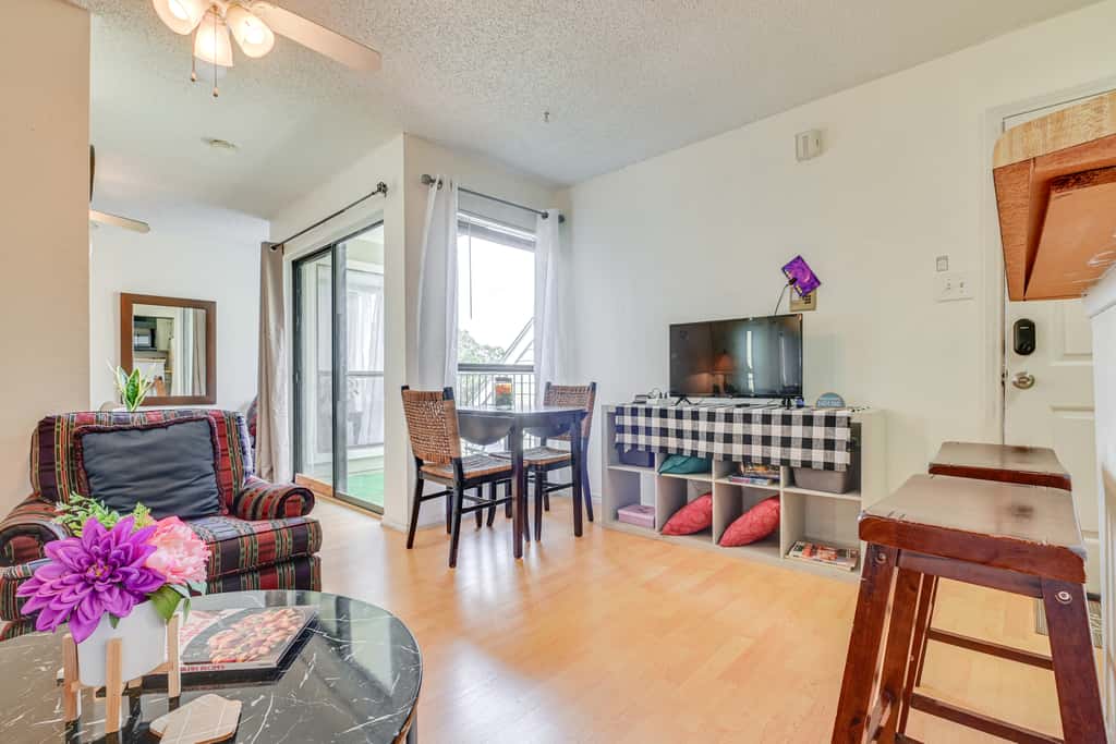 3 Mi to Dtwn Fort Worth! Condo w/ Hot Tub & Pool
