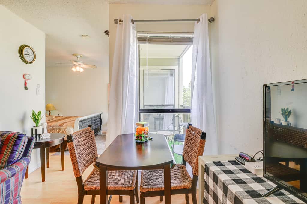3 Mi to Dtwn Fort Worth! Condo w/ Hot Tub & Pool