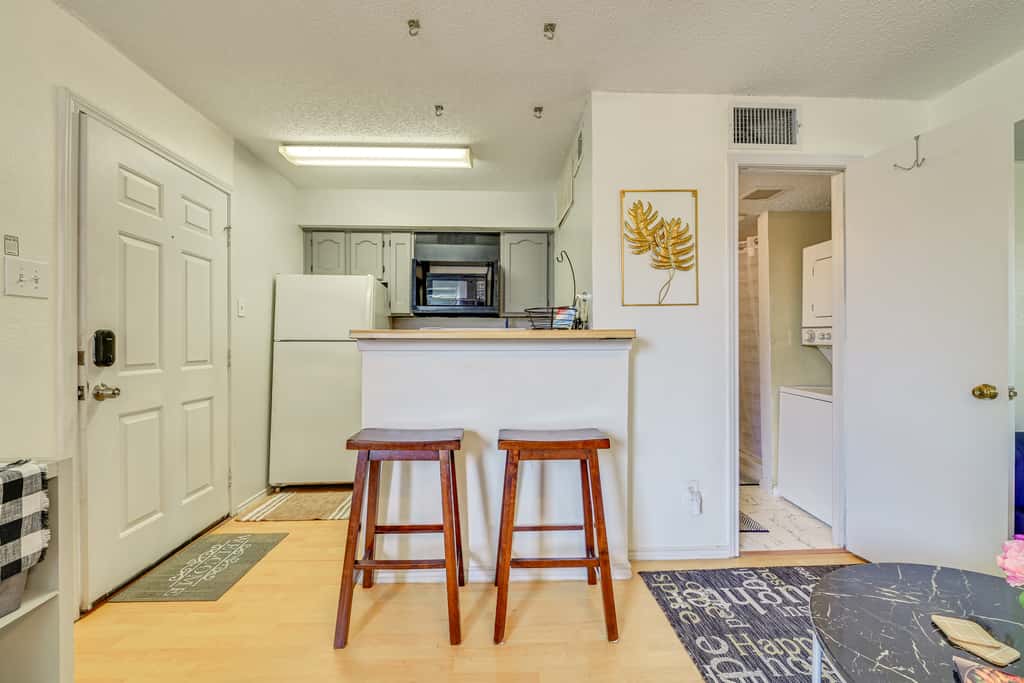 3 Mi to Dtwn Fort Worth! Condo w/ Hot Tub & Pool