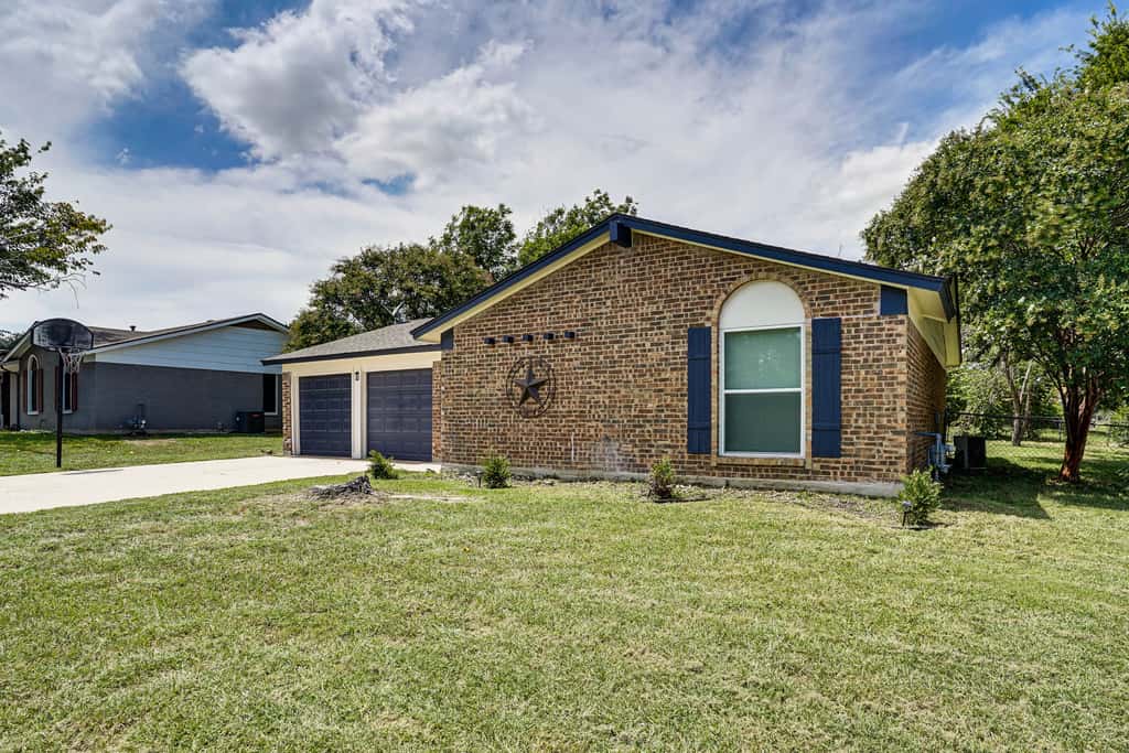 Family Home in Ft Worth Suburbs Near Benbrook Lake