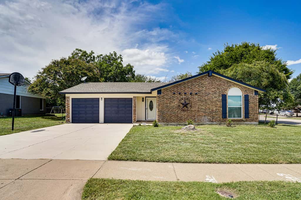 Family Home in Ft Worth Suburbs Near Benbrook Lake