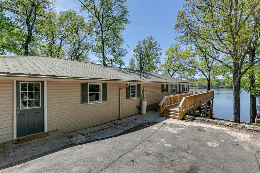 Pet-Friendly Lexington Vacation Rental on Lake!