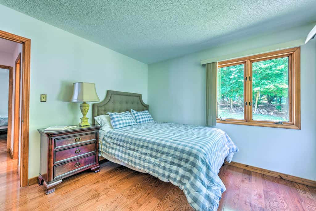 Quaint Lake Norman Home w/ Boat Dock + Grill!
