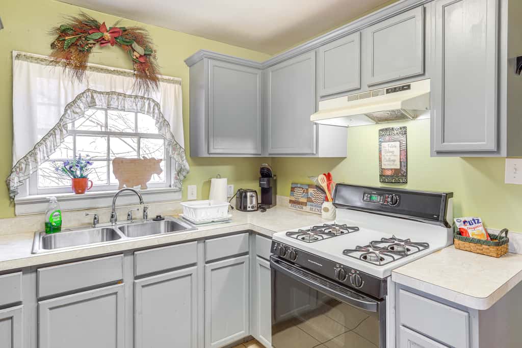 5 Mi to Dtwn ATL! Family Home w/ Veranda & Yard