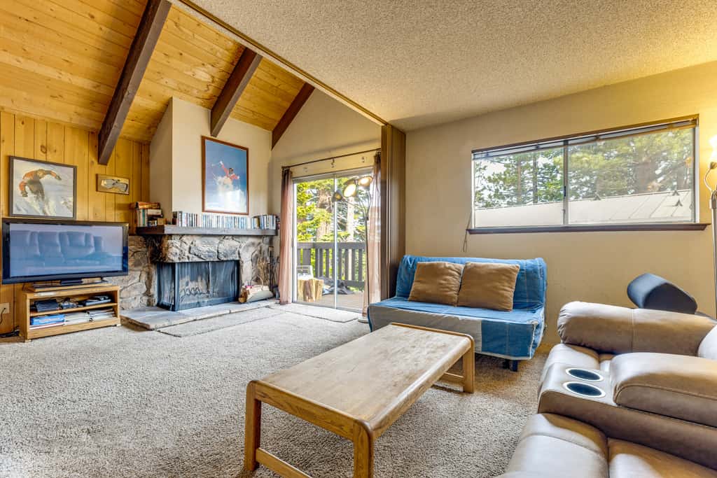 Mammoth Lakes Condo w/ Fireplace & Mountain Views
