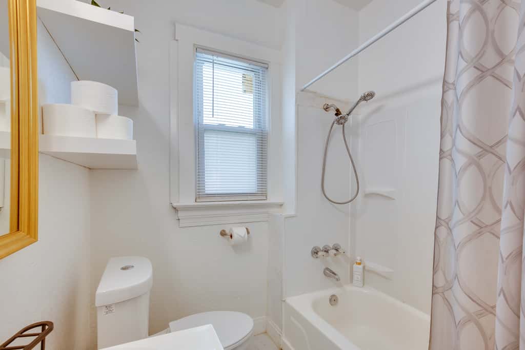 Luxurious 2BR Kansas City Condo Near Downtown
