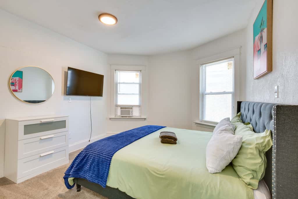 Luxurious 2BR Kansas City Condo Near Downtown
