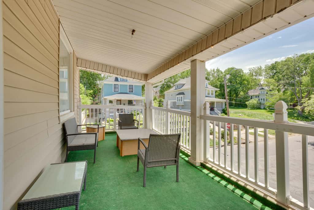 Luxurious 2BR Kansas City Condo Near Downtown