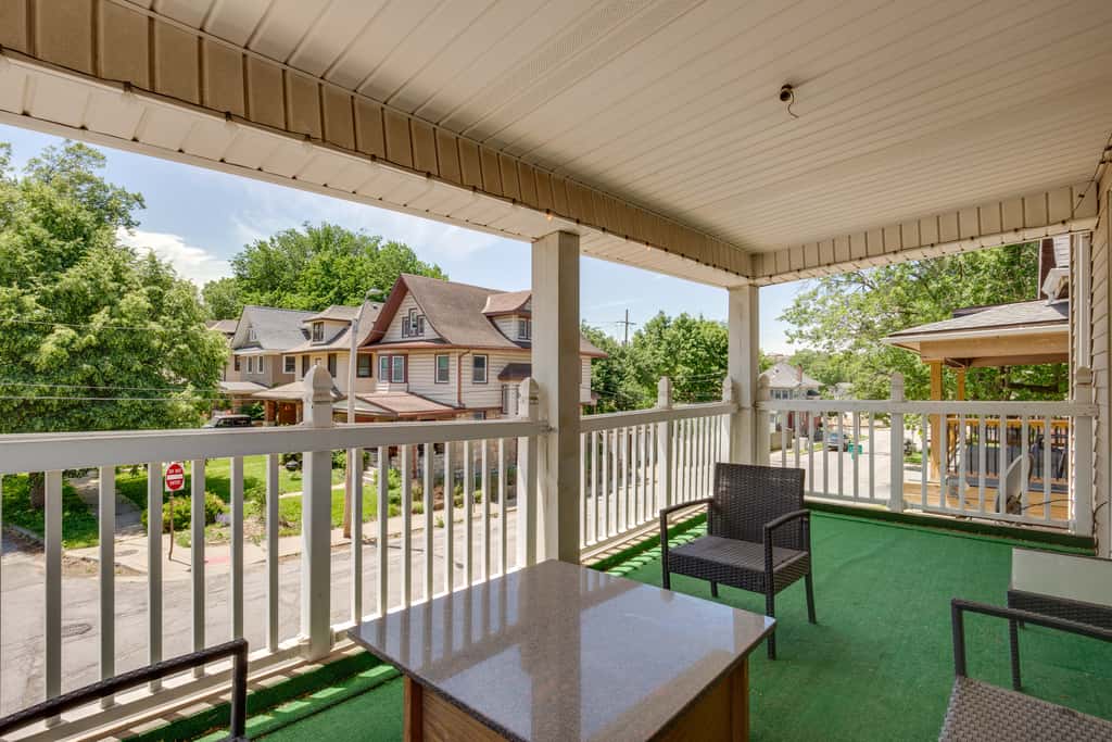 Luxurious 2BR Kansas City Condo Near Downtown