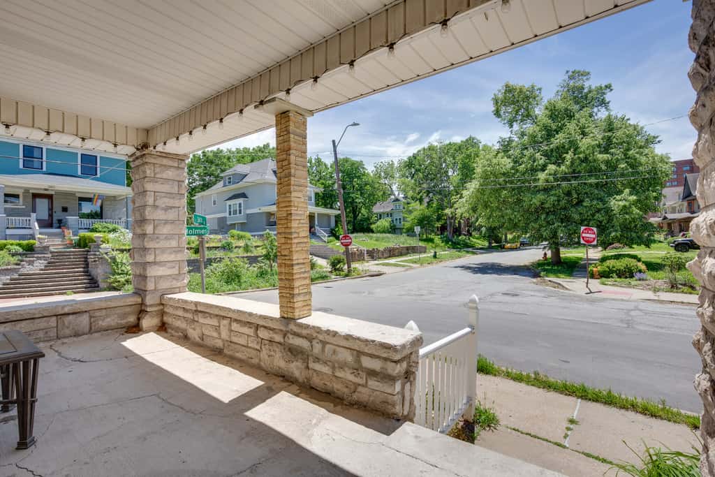 Luxurious 2BR Kansas City Condo Near Downtown