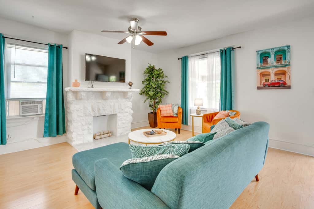 Luxurious 2BR Kansas City Condo Near Downtown