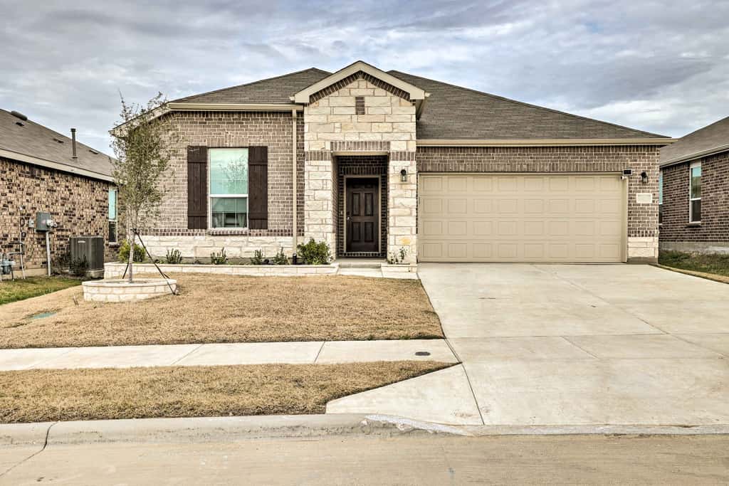 Sleek Fort Worth Home w/ Patio - Pets Welcome!
