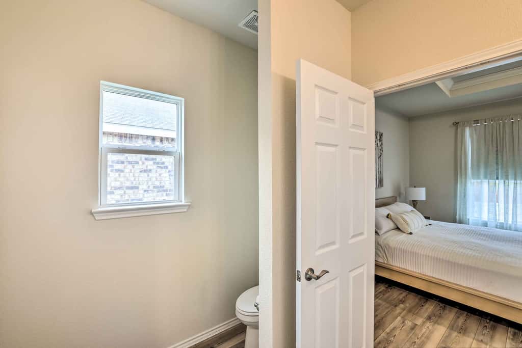 Sleek Fort Worth Home w/ Patio - Pets Welcome!