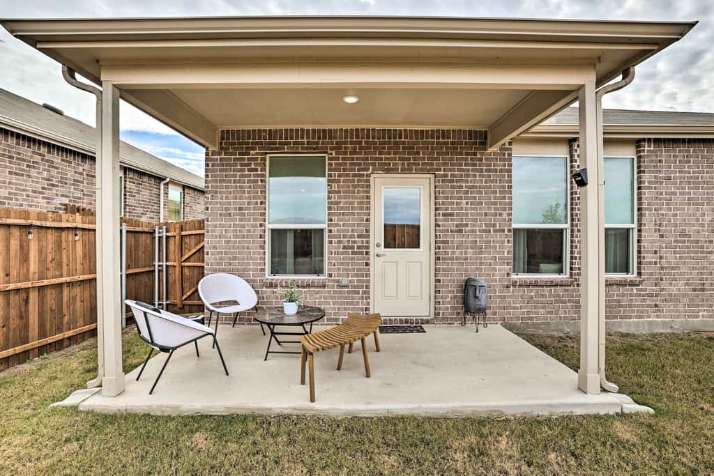 Sleek Fort Worth Home w/ Patio - Pets Welcome!