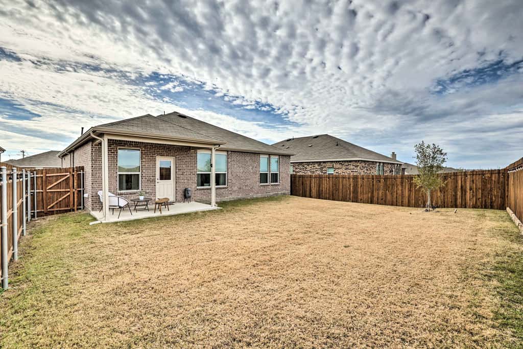 Sleek Fort Worth Home w/ Patio - Pets Welcome!