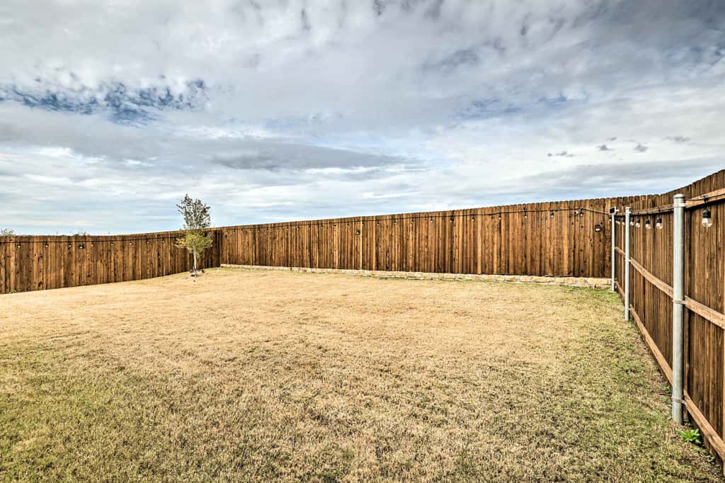 Sleek Fort Worth Home w/ Patio - Pets Welcome!