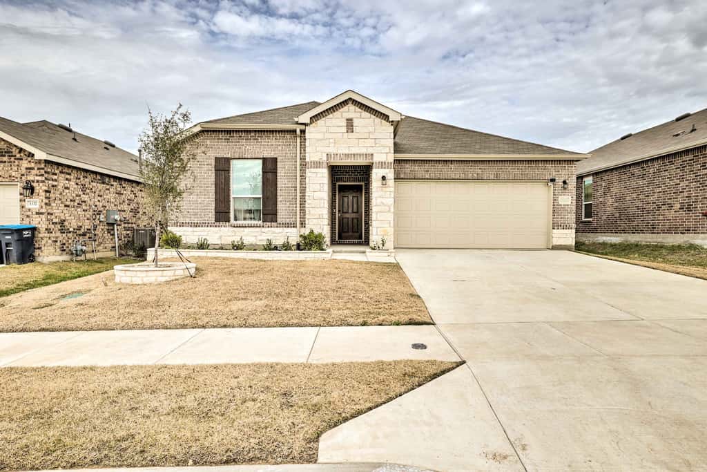 Sleek Fort Worth Home w/ Patio - Pets Welcome!
