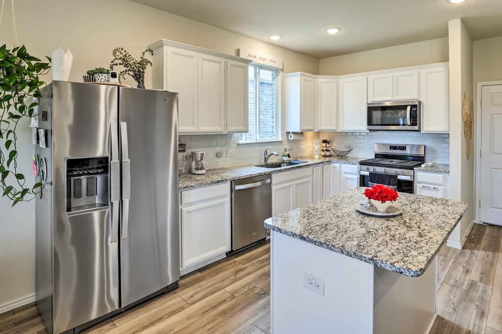Sleek Fort Worth Home w/ Patio - Pets Welcome!