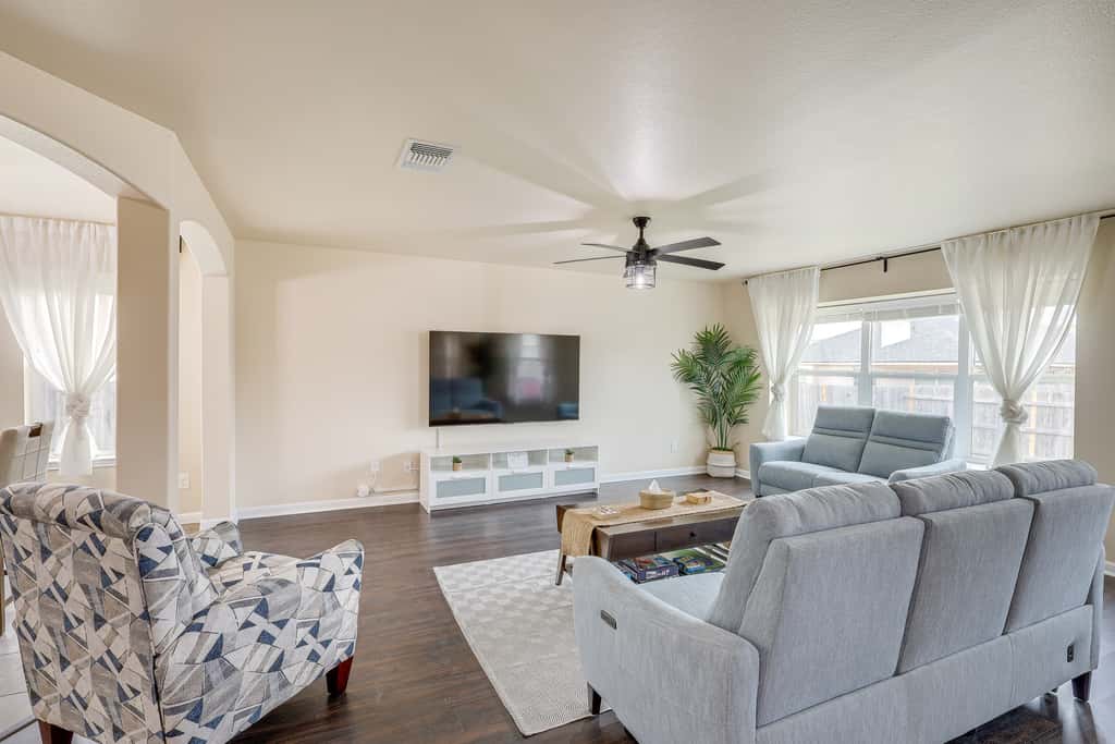 8 Mi to Fort Cavazos! Modern Home w/ Fire Pit