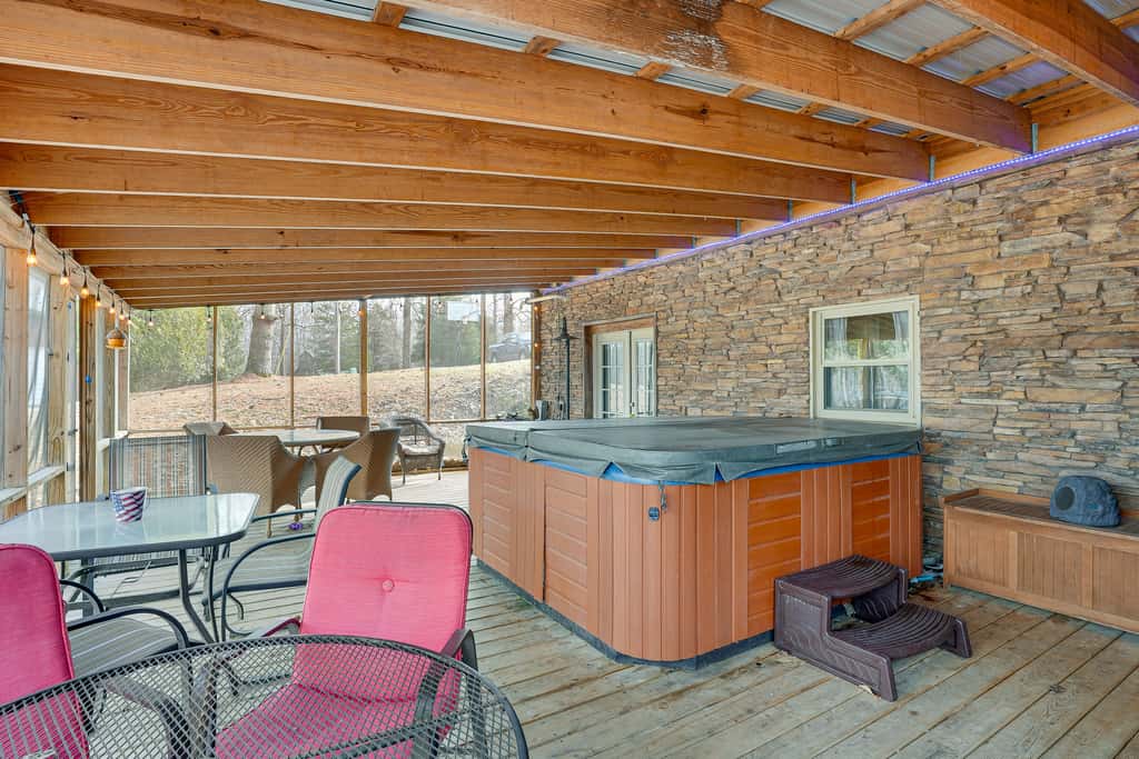 Hike, Fish & Boat Nearby! Bloomington Family Cabin