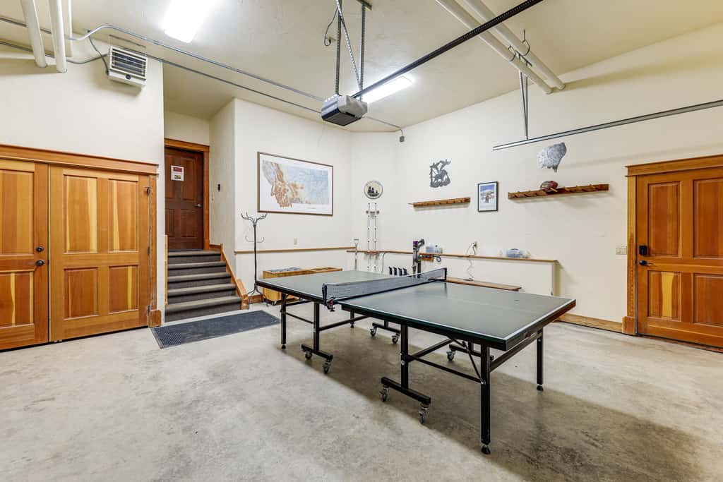 Ski-In/Out, Hot Tub: Spacious Retreat in Whitefish