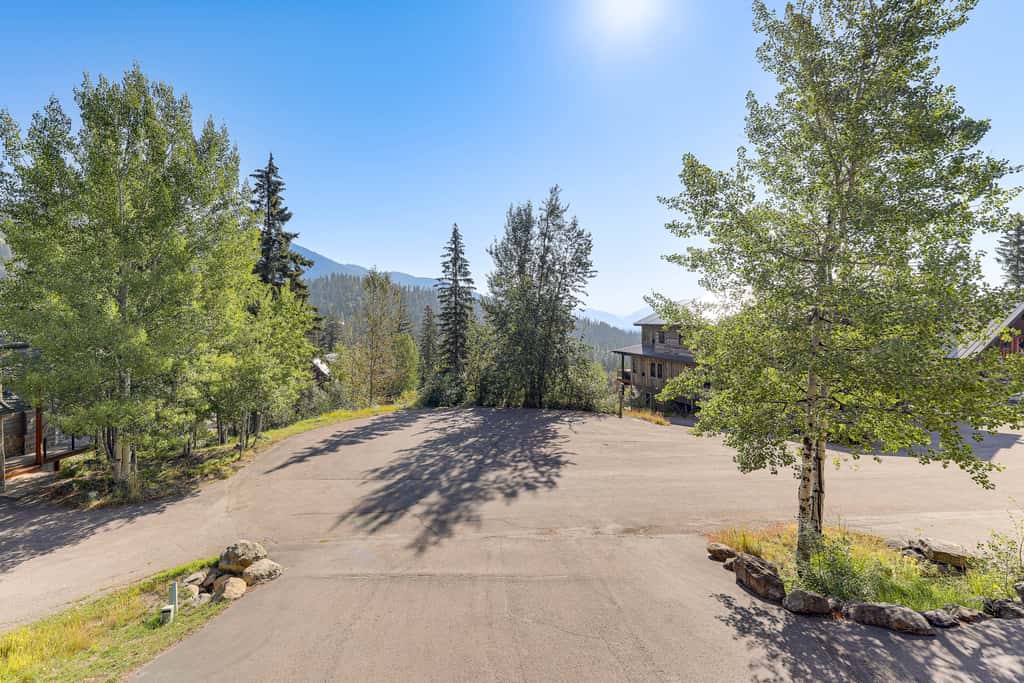Ski-In/Out, Hot Tub: Spacious Retreat in Whitefish