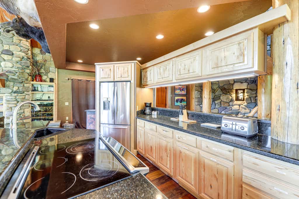 Ski-In/Out, Hot Tub: Spacious Retreat in Whitefish