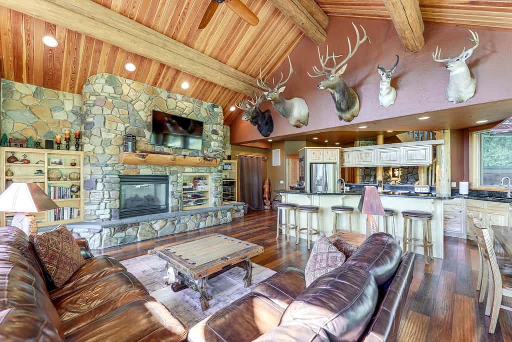Ski-In/Out, Hot Tub: Spacious Retreat in Whitefish
