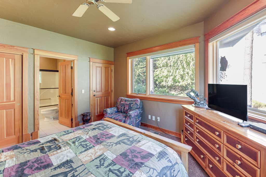 Ski-In/Out, Hot Tub: Spacious Retreat in Whitefish