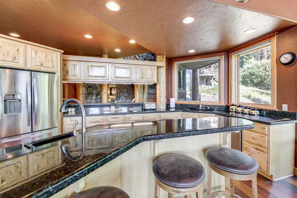 Ski-In/Out, Hot Tub: Spacious Retreat in Whitefish