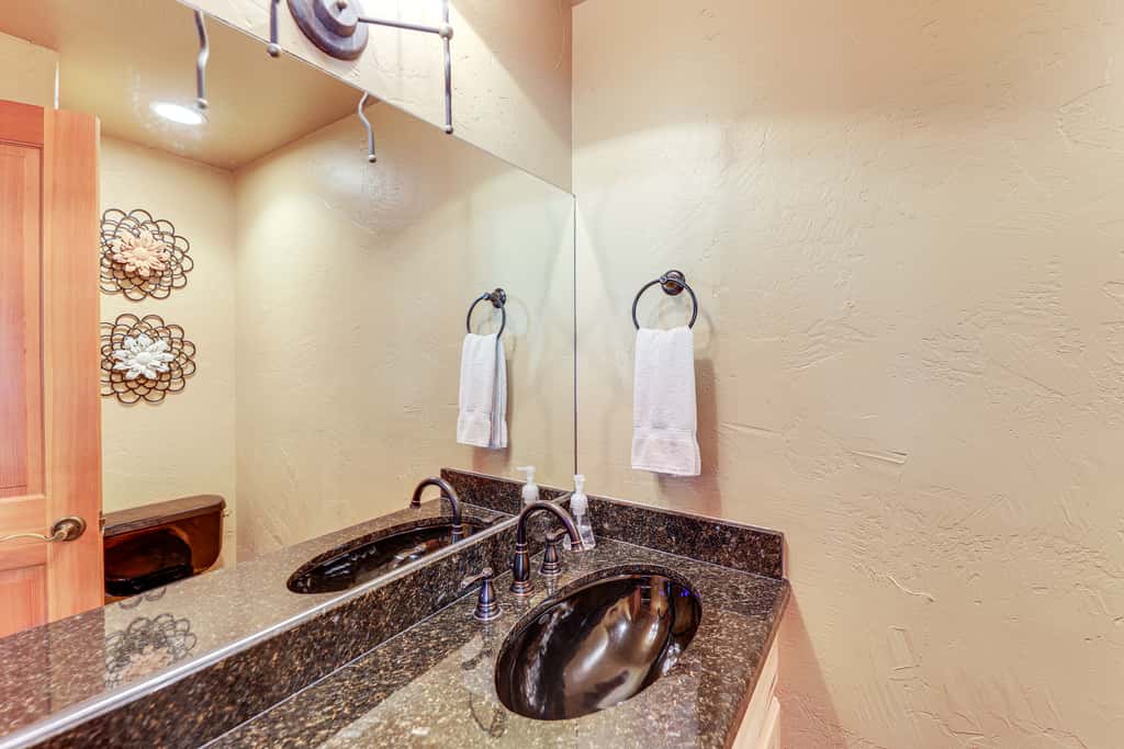Ski-In/Out, Hot Tub: Spacious Retreat in Whitefish