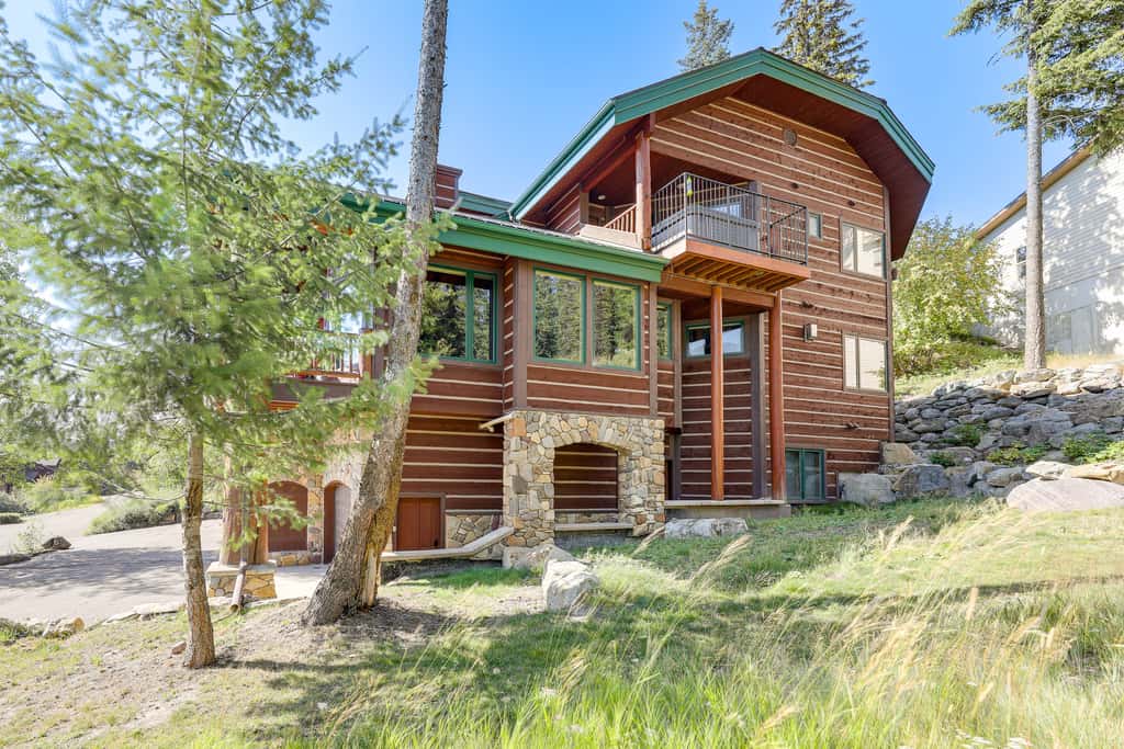 Ski-In/Out, Hot Tub: Spacious Retreat in Whitefish