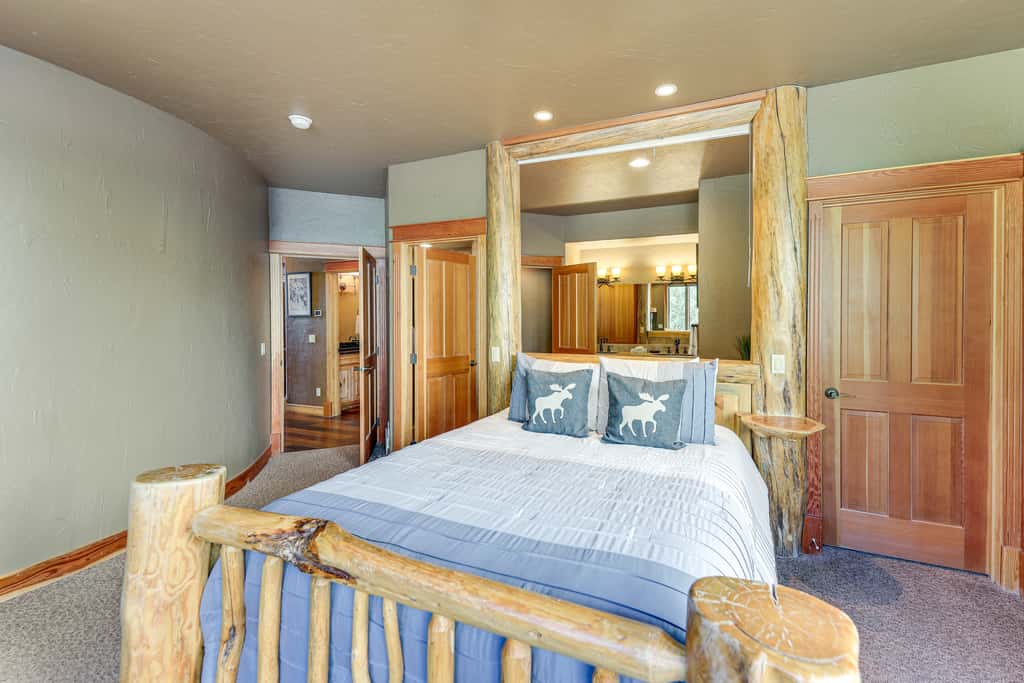 Ski-In/Out, Hot Tub: Spacious Retreat in Whitefish