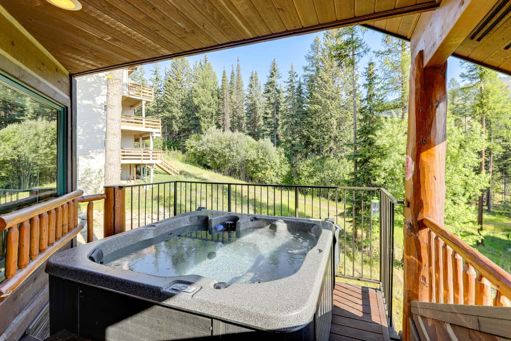 Ski-In/Out, Hot Tub: Spacious Retreat in Whitefish