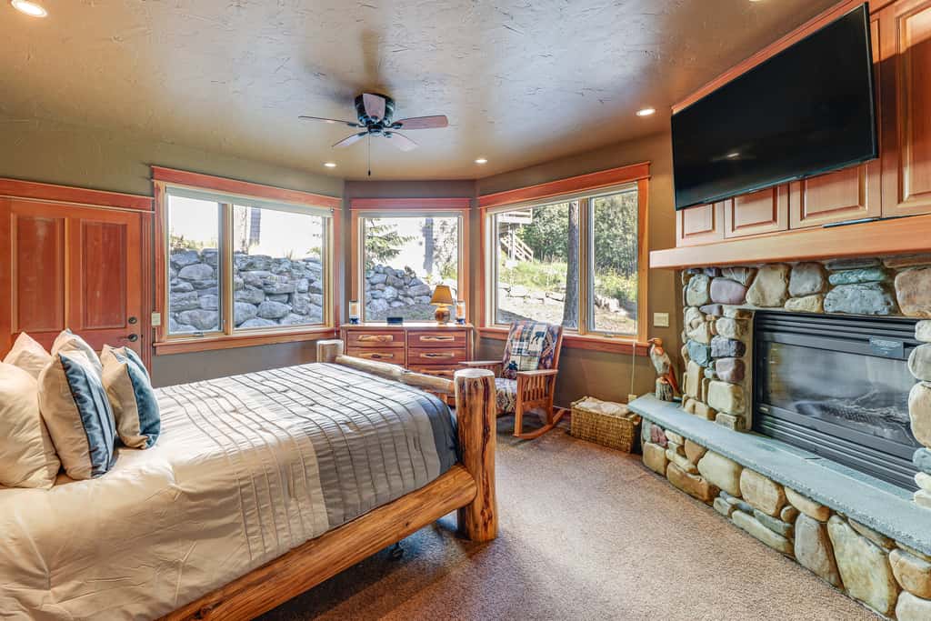 Ski-In/Out, Hot Tub: Spacious Retreat in Whitefish