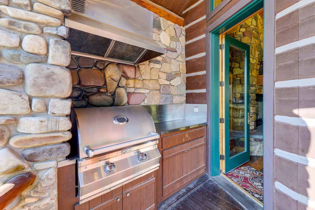 Ski-In/Out, Hot Tub: Spacious Retreat in Whitefish