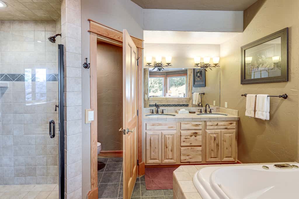 Ski-In/Out, Hot Tub: Spacious Retreat in Whitefish
