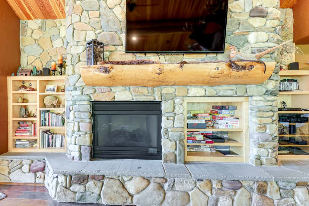 Ski-In/Out, Hot Tub: Spacious Retreat in Whitefish