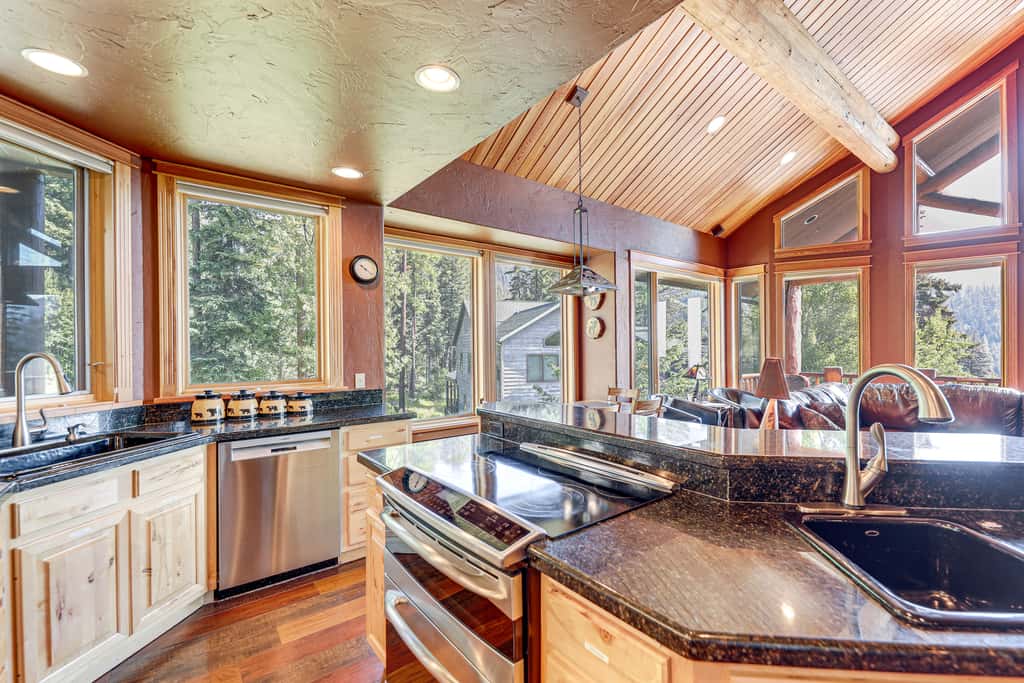 Ski-In/Out, Hot Tub: Spacious Retreat in Whitefish