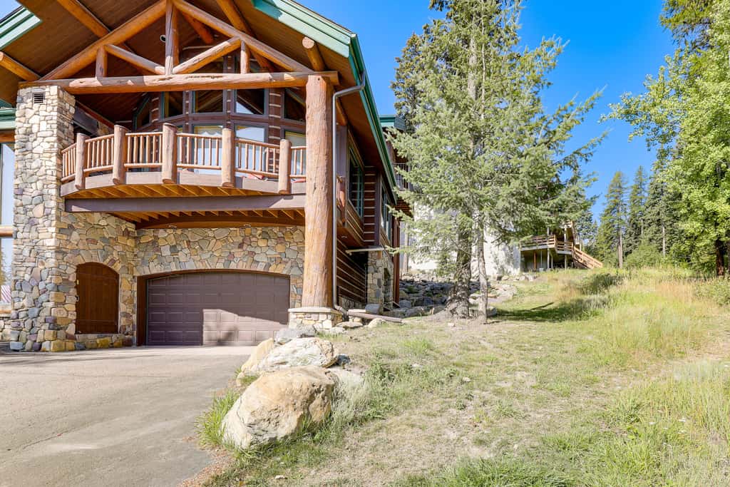 Ski-In/Out, Hot Tub: Spacious Retreat in Whitefish