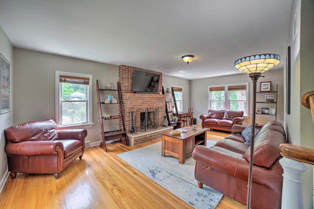 Pet-Friendly Lake Getaway: 1 Block to Beach!