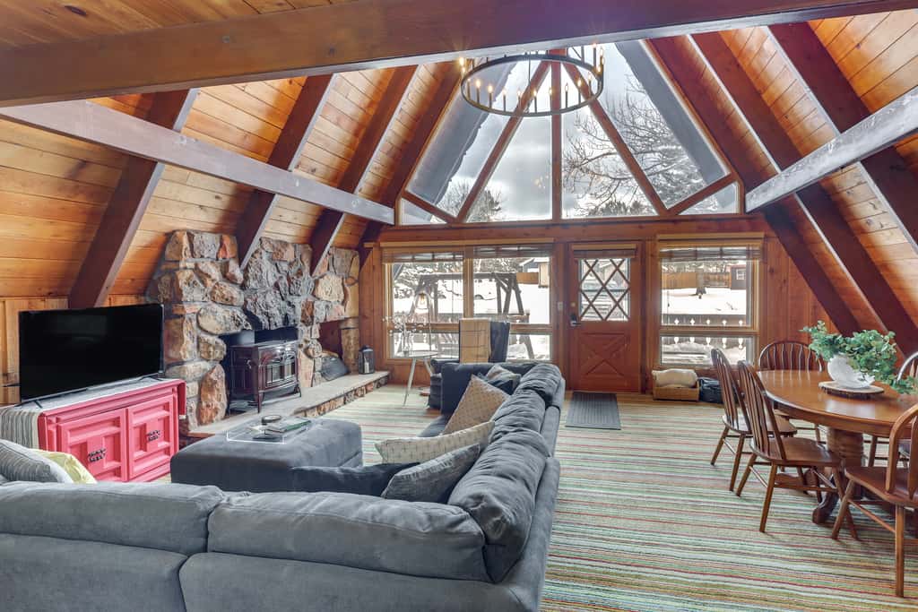 Red Lodge Cabin w/ Hot Tub ~ 1/2 Mi to Downtown!