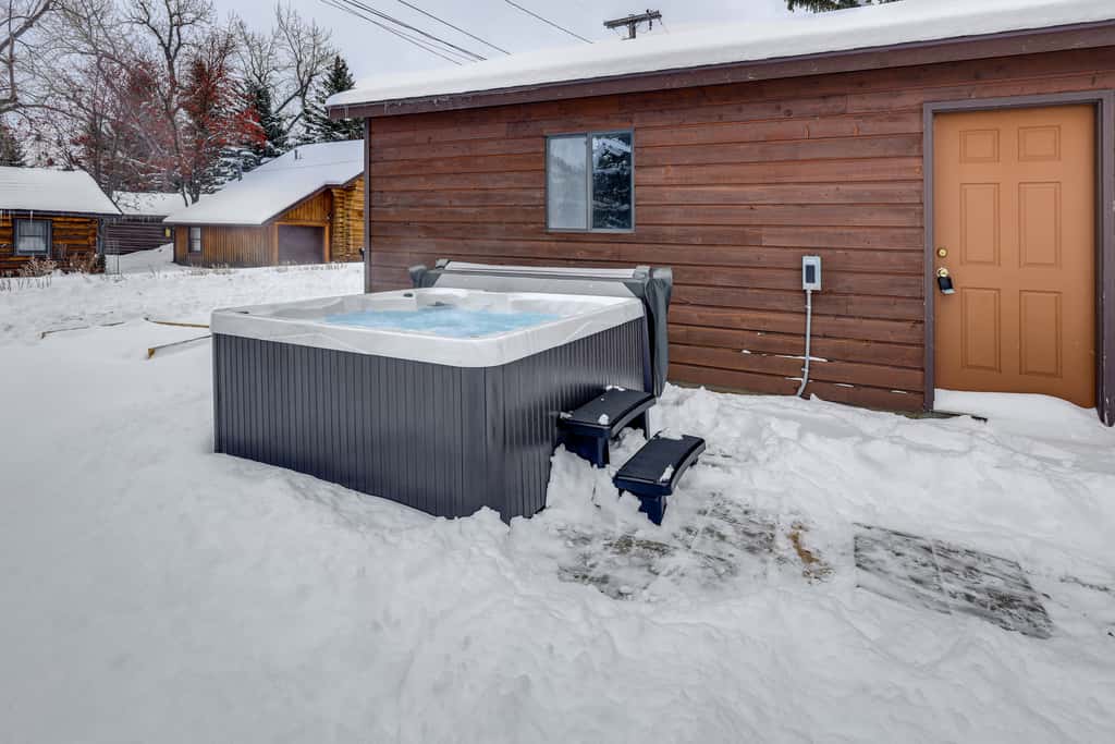 Red Lodge Cabin w/ Hot Tub ~ 1/2 Mi to Downtown!